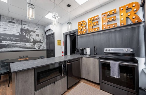 Downtown Columbus Apartment | German Village Speakeasy | Private Balcony