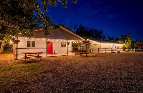 Stettler House | Glamping RV w/ Hydro Spa
