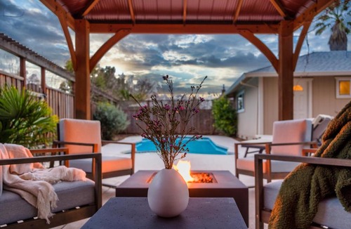 North Junior College Neighborhood Association House | Glen by AvantStay Sleek Charming Home in Wine Country w Pool Hot Tub