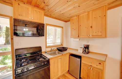 Cobb Cottage | Golf, Hike, Sip Wine: Cobb Mountain Cabin w/Patio