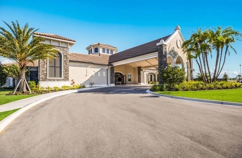 Lakewood Ranch Condo | Golf, Pools, Shops in highly Desired Lakewood National Golf Club