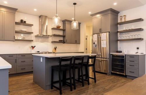 East Kootenay Ski Chalet | Gorgeous 4 Bedroom with Hot Tub. A/C