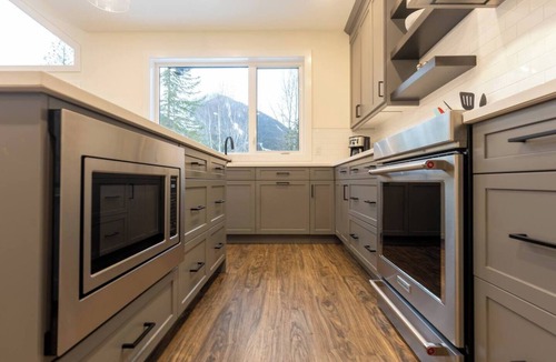 East Kootenay Ski Chalet | Gorgeous 4 Bedroom with Hot Tub. A/C