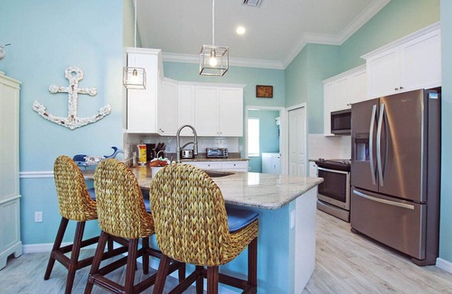 Mid Island House | Gorgeous Blue Lagoon. An oasis just 2 min walk from the beach.