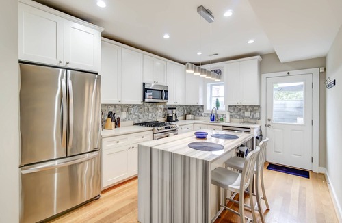 Near Northeast House | GORGEOUS CAPITOL HILL ROWHOME | Walk to Capitol, National Mall, Union Station, H