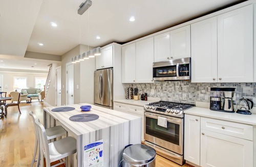 Near Northeast House | GORGEOUS CAPITOL HILL ROWHOME | Walk to Capitol, National Mall, Union Station, H