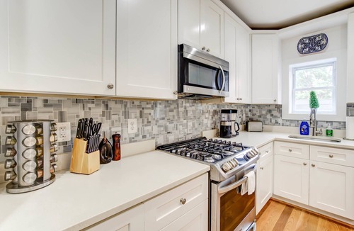 Near Northeast House | GORGEOUS CAPITOL HILL ROWHOME | Walk to Capitol, National Mall, Union Station, H
