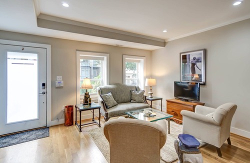 Near Northeast House | GORGEOUS CAPITOL HILL ROWHOME | Walk to Capitol, National Mall, Union Station, H
