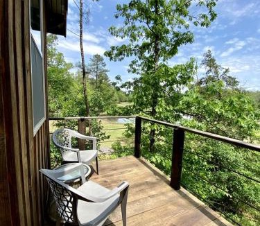 Boles House | Gorgeous Chic Treehouse with Lofted Interior and Panoramic Views in Arkansas