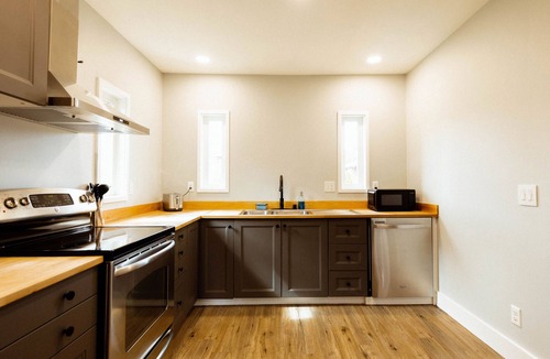 North Beacon Hill House | Gorgeous Modern Getaway w/Peloton & Dual Monitors WFH set-up
