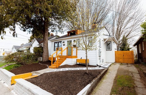 North Beacon Hill House | Gorgeous Modern Getaway w/Peloton & Dual Monitors WFH set-up