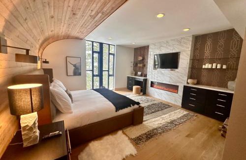 Summit Park House | Gorgeous Mountain House with Sauna, Gym, Hot Tub