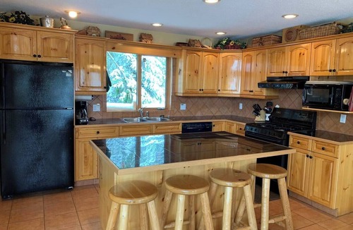 Fernie Ski Chalet | Gorgeous Ski In/Out Chalet. Private Hot Tub