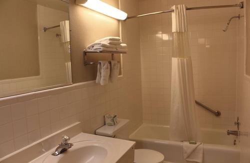 West Falls Church Hotel | Governor House Inn