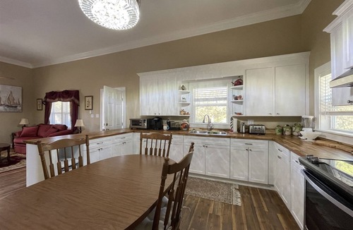 Avon Cottage | Gracie's Place is a charming cottage located in the quaint village of Avon with laid-back atmosphere
