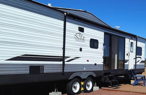Williams Apartment | Grand Canyon RV Glamping Deluxe Luxury Suite (Glamping Getaway - With Fireplace)
