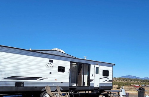 Williams Apartment | Grand Canyon RV Glamping Deluxe Luxury Suite (Glamping Getaway - With Fireplace)
