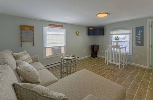 Wildwood Cottage | Grant's Sun and Sand Suites #2 w/Backyard + Porch