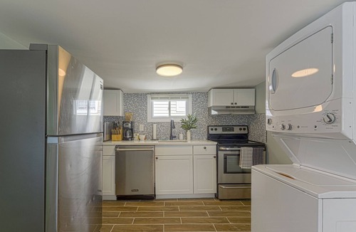 Wildwood Cottage | Grant's Sun and Sand Suites #2 w/Backyard + Porch