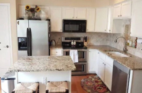 Nauck House | Great 3 bedroom, 2.5 bath with attached garage close to everything!