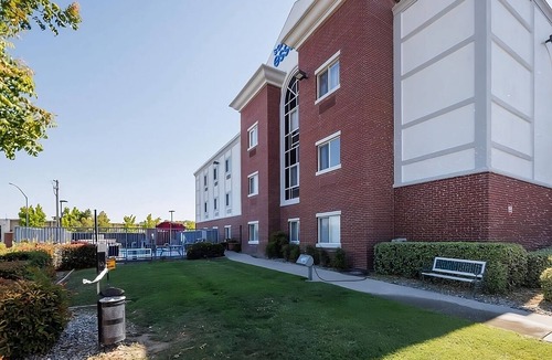 Vacaville Apartment | Great Amenities Onsite! Outdoor Pool and Terrace, Free Continental Breakfast