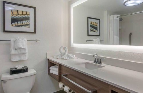 Tropic House | Great Deal! Comfy Unit for Business Travel, Event Space