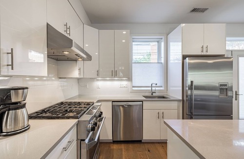 Southeast House | Great Stylish 4-Bedroom House near Metro