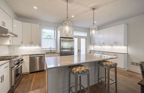 Southeast House | Great Stylish 4-Bedroom House near Metro