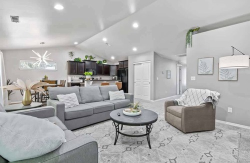 Nampa House | Greenbelt Retreat | Huge Private Yard | Near NNU & Downtown Nampa | Sleeps 10