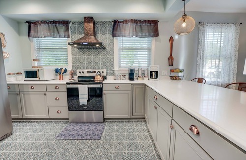 Issue House | Greystone Manor - Magnificent! Sleeps 10 Center of Town