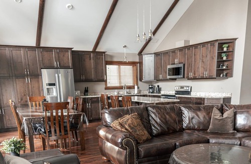 Valemount House | Grizzly Den Cabin Rental