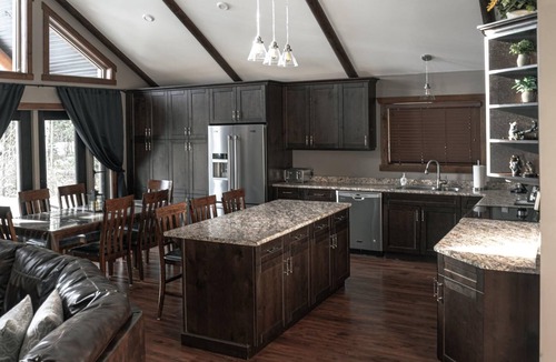 Valemount House | Grizzly Den Cabin Rental