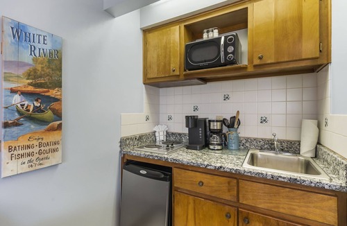 Big Cedars Apartment | Ground-Level Waterside Suite, Pet Friendly, Community Hot Tub, Free Tickets