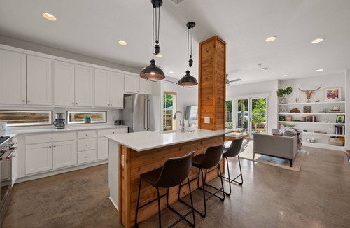 Holly House | Group-Friendly 4BR | Steps from East Austin Fun