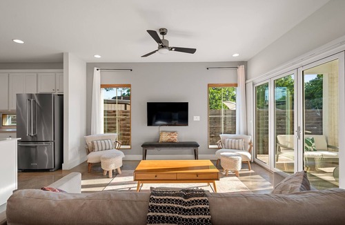 Holly House | Group-Friendly 4BR | Steps from East Austin Fun