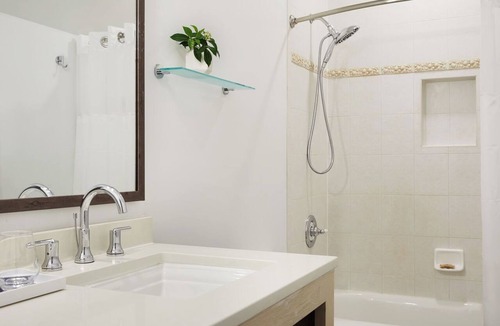 Key West Hotel | Group Friendly Stay | Outdoor Pool Access | Pets Welcome | Near Jackson Square