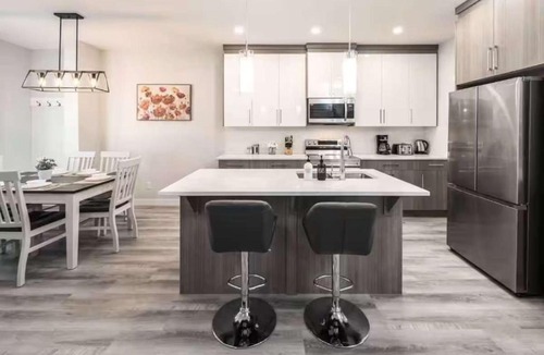Lynnwood Ridge House | Group Stay, Sleeps 16! 6BR Full Duplex w AC, 2 Kitchens! FREE Banff Pass