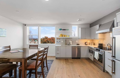 East Queen Anne Apartment | Gryffindor's Braveheart Sweet Suite