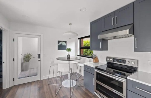Fremont House | Guesthouse in Phinney Ridge with Rooftop Deck
