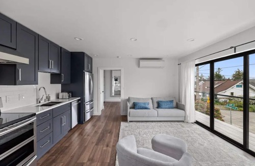 Fremont House | Guesthouse in Phinney Ridge with Rooftop Deck