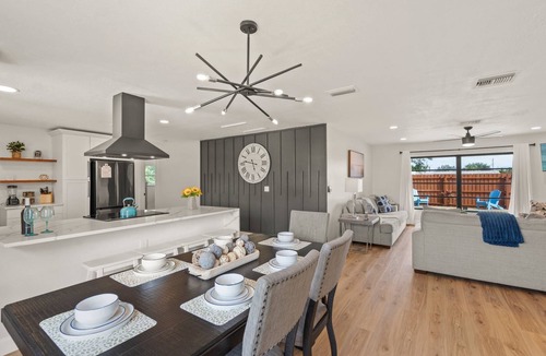 Gulf Gate Woods House | Gulf Gate Poolside Retreat | Heated Pool | Space for the entire Family + Dog | Short drive to Siesta