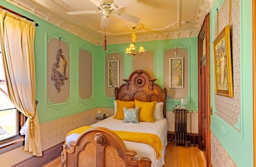 Hancock Bed & Breakfast | Hancock Historic Bed & Breakfast with Personal Chef Made-to-Order Full Breakfast