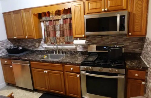 New Carrollton House | Handsome Home - 4 minutes close to Metro