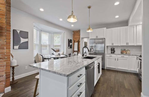 Columbus House | Hanford House - Hot Tub-Sauna-Bar-Sleeps 8