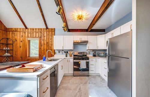 Woodsville Cottage | Haverhill Mtn Retreat w/Deck: Hike, Ski & Relax