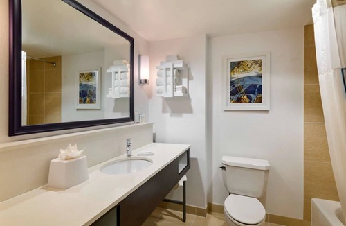 Mount Vernon Triangle Hotel | Heart of D.C.: Modern Amenities Close to Historic Monuments & Chinatown