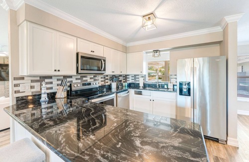 Whitfield House | Heated Pool + Sleeps 14 + Waterfront + Perfect for Groups + Close to Airport