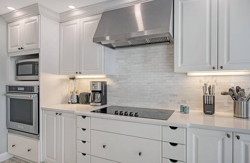Bay Isle House | Hemingway House | Serene Siesta Key Getaway with Heated Pool, Pizza Oven