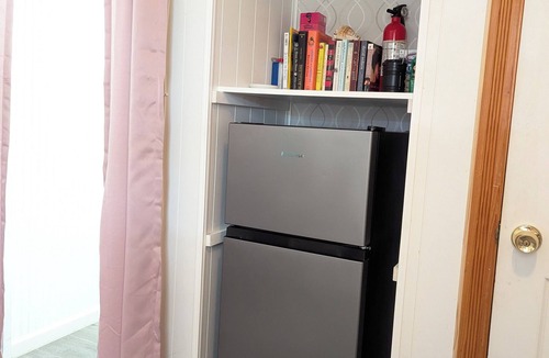 Kitty Hawk Apartment | HEY, GET A ROOM! Couples Getaway : Bikes, beach chairs, umbrella :Central locale