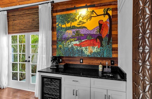 Historic Seaport Cottage | ~Hibiscus Cottage~ 18+ Adult Only cottage near Duval St